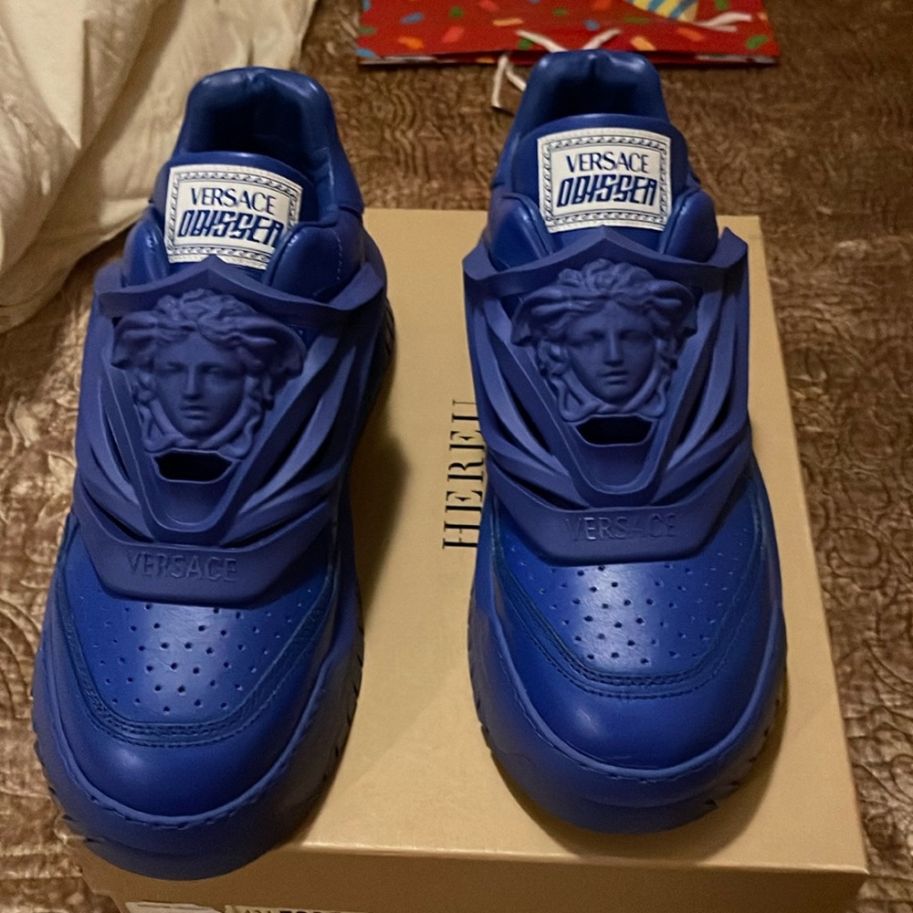 Versace tennis shoes‎